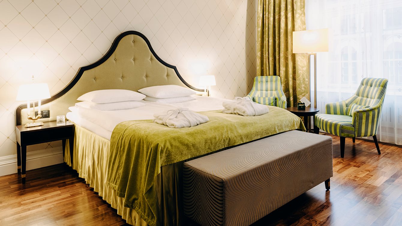 Rom med ekstra god gulvplass og deilig seng , nattbord på hver side og ekstra stoler